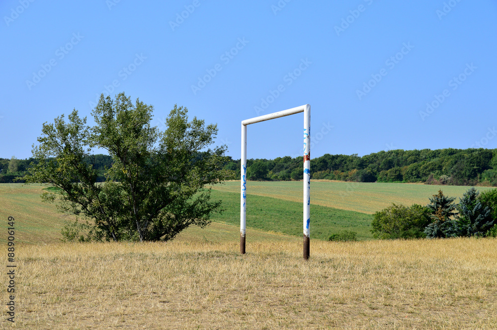 Fußballtor ohne Netz in ländlicher Gegend Fußballtor ohne Netz in ländlicher Gegend