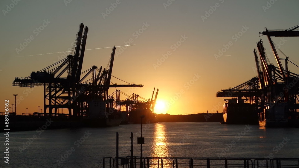 Sonnenuntergang im Containerhafen Sonnenuntergang im Containerhafen