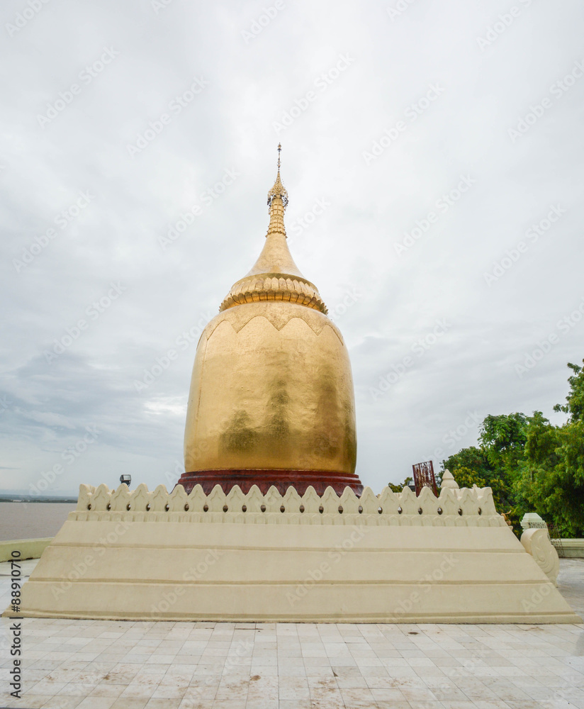 Fototapeta premium The Bupaya Pagoda in Bagan, Myanmar (Burma) 