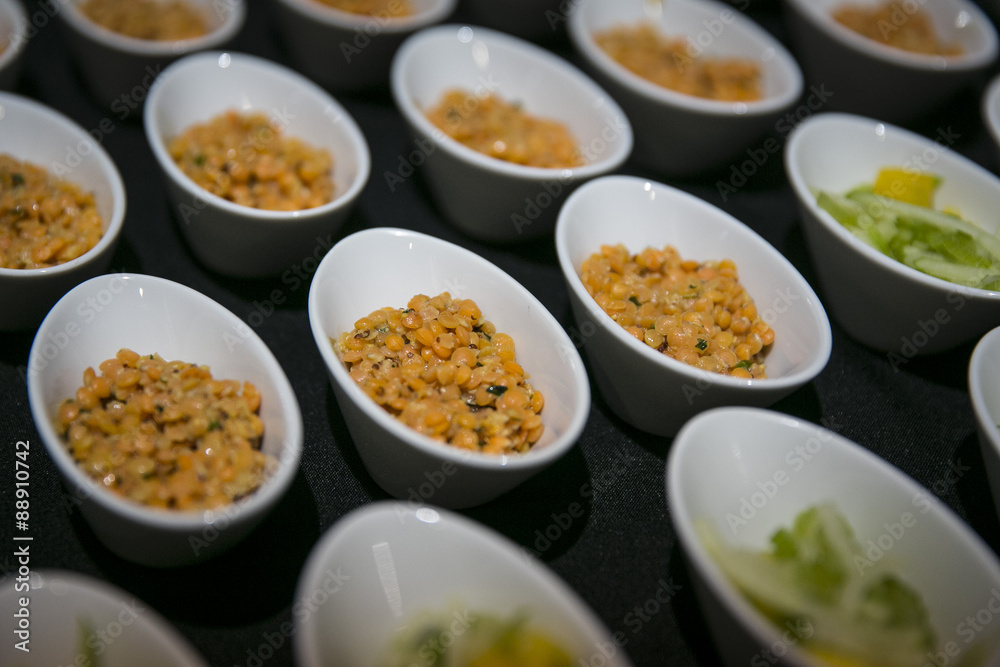 Tablett mit Catering / Salat und Linsen 