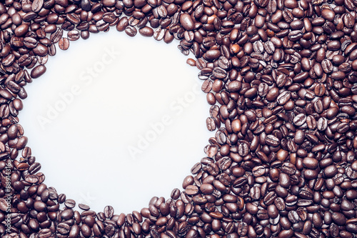 Fotografie Coffee beans texture with a white circle for text