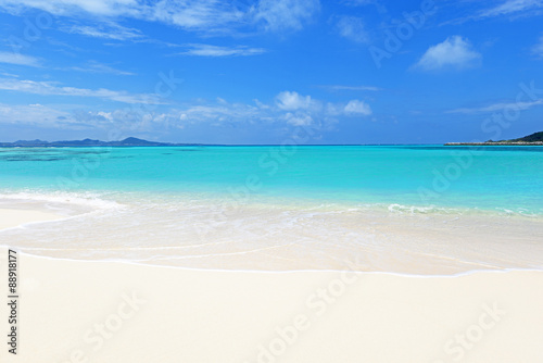 沖縄の美しい海と白い砂浜 © Liza5450