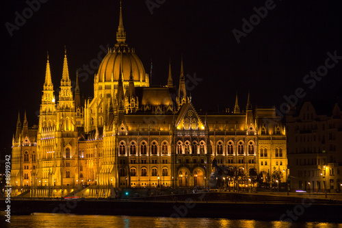 Parlament von Budapest in der Nacht