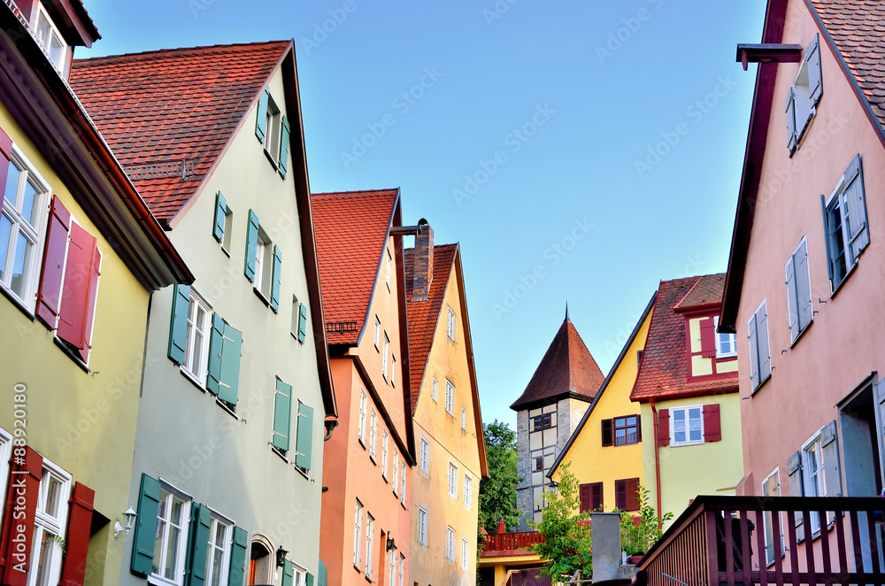 Dinkelsbühl - Altstadthäuser mit Wächterturm