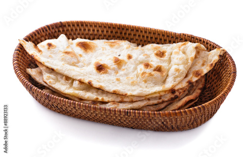 Photos stack of indian naan bread in small basket
