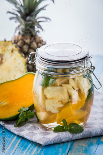 фотографія infused water mix of pineapple, mango and mint leaf
