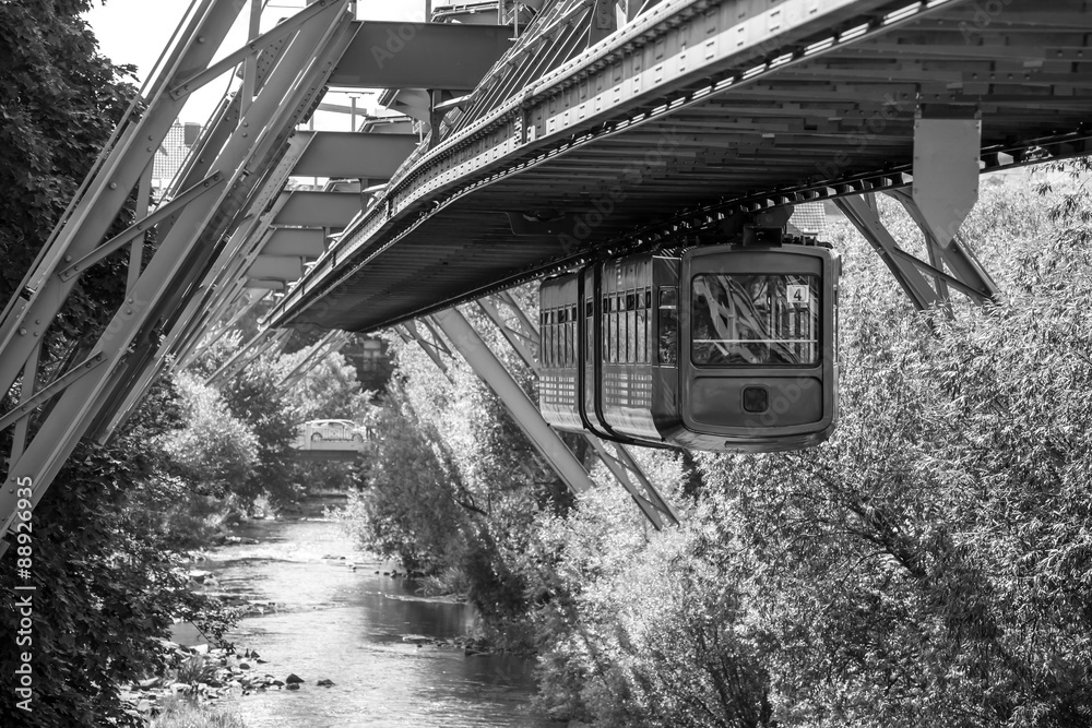 schwebebahn train in wuppertal germany black and white Foto, Poster,  Wandbilder bei EuroPosters