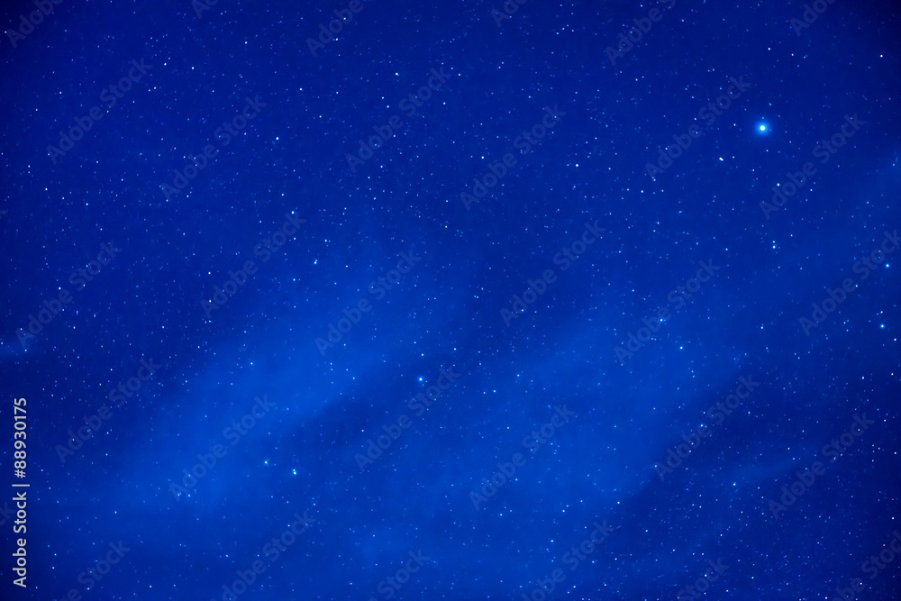 Fototapeta premium Niebieskie ciemne niebo z wieloma gwiazdami