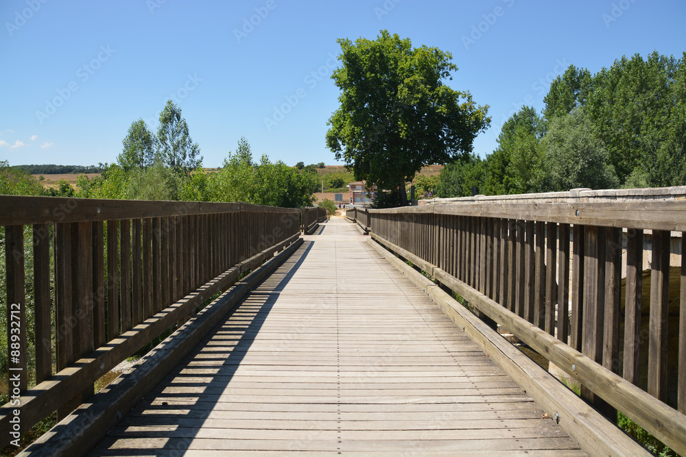 puente de madera en el camino de santiago