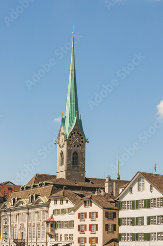 Z  rich  Stadt  Altstadt  Fraum  nster  Kirche  Kirchturm  Stadthausquai  Limmat  Schweiz