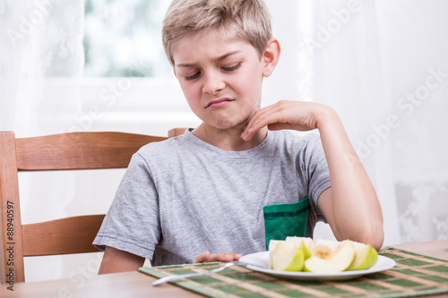 Obraz na płótnie Boy refusing to eat apple