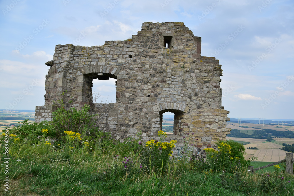 Der Desenberg mit Burgruine bei Warburg