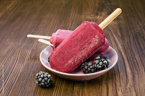 Ice lolly with blackberries