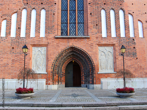 Foto The door to the old church in Vasteras city in Sweden
