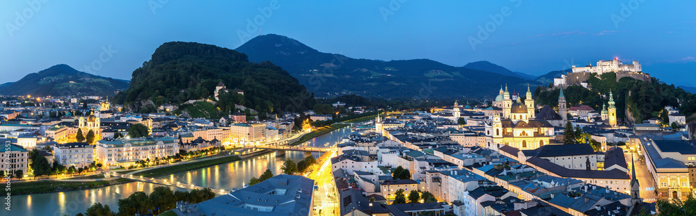 Fototapeta premium Salzburg Austria na zmierzchu panorama