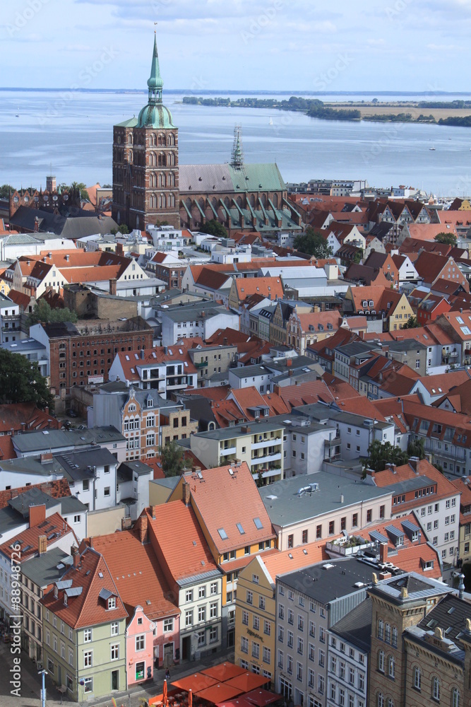 Fototapeta premium Stralsund, Blick über die Dächer der Altstadt zur Nikolaikirche
