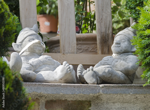 Zwei schlafende steinerne Gartenzwerge