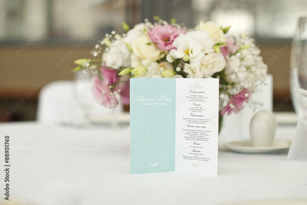 Obraz premium Menu card with beautiful flowers on table in wedding day 