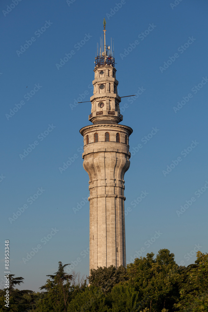 Obraz premium Beyazit tower (Seraskier Tower) historic landmark in Istanbul, Turkey