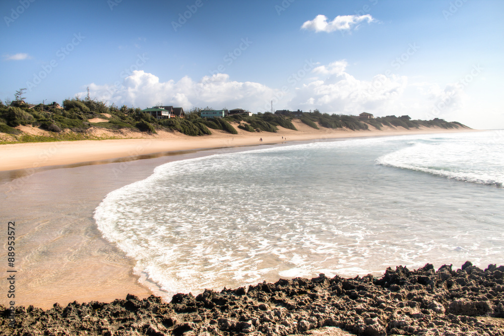 Obraz premium Very rustic and empty beach at the Indian Ocean in the coastal town Praia do Tofo in Inhambane, Mozambique