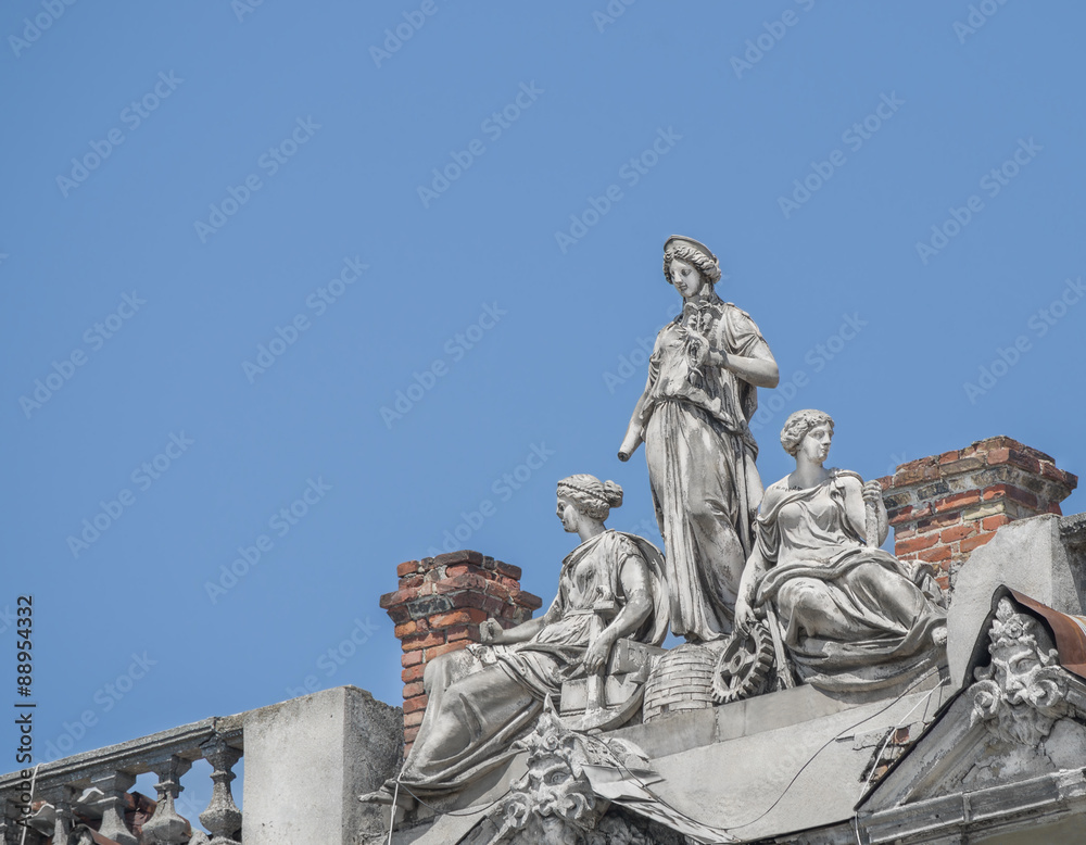 Статуи трех женщин,  богинь на крыше дома Руссова в городе Одесса. Украина