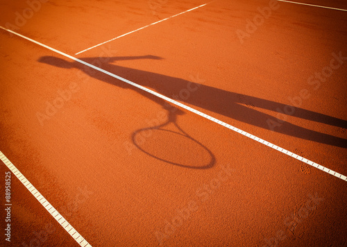 Photos shadow of a tennis player in action on a tennis court