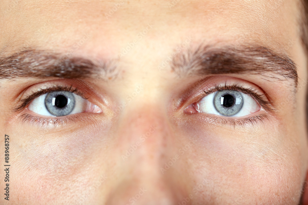 Obraz premium Piękne niebieskie oczy człowieka z bliska