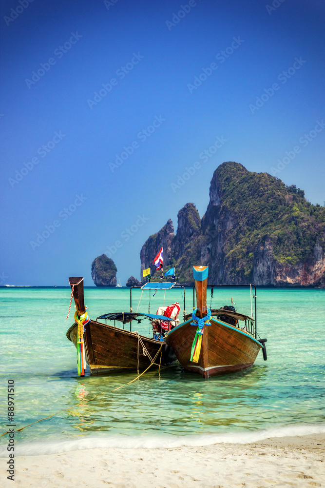 Fototapeta premium Łódź w Phuket Tajlandia