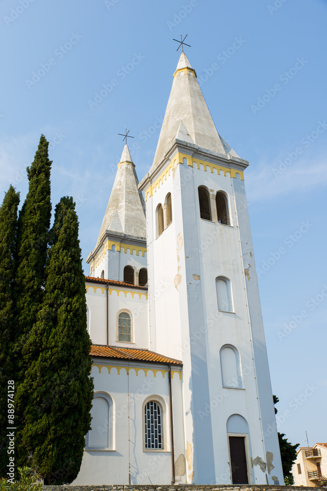 chiesa con campanili di lisignano medulin