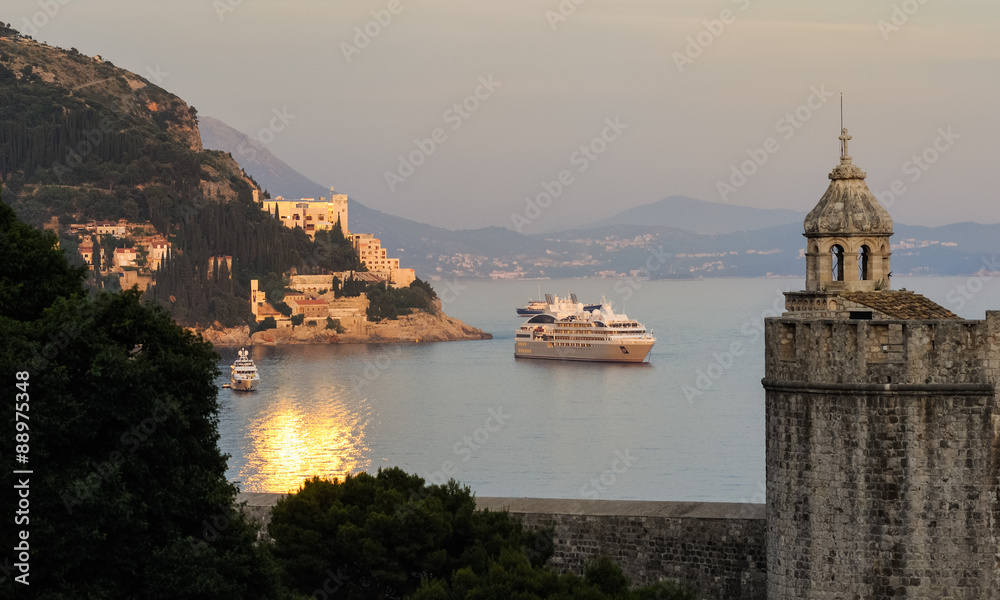 Bucht vor der Altstadt von Dubrovnik mit Kreuzfahrtschiff