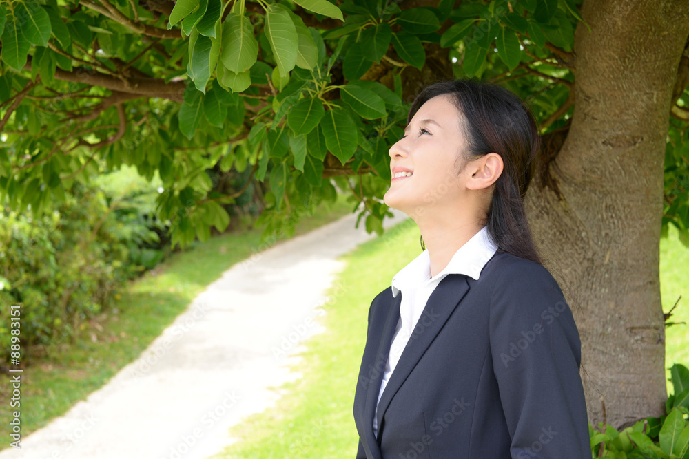 公園で寛ぐ女性