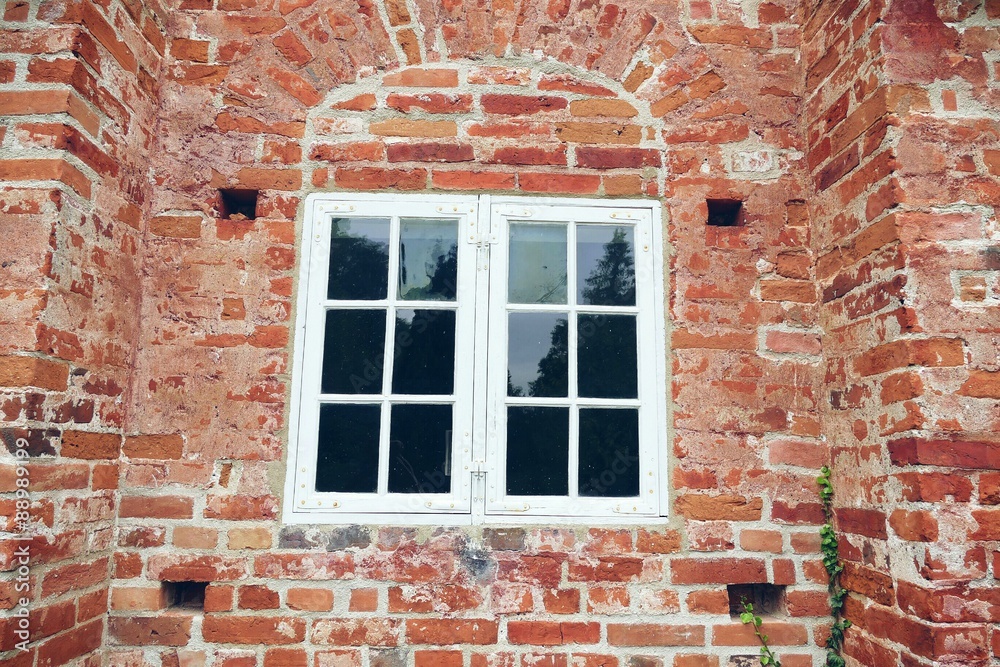 Fenster in alter Kirche 