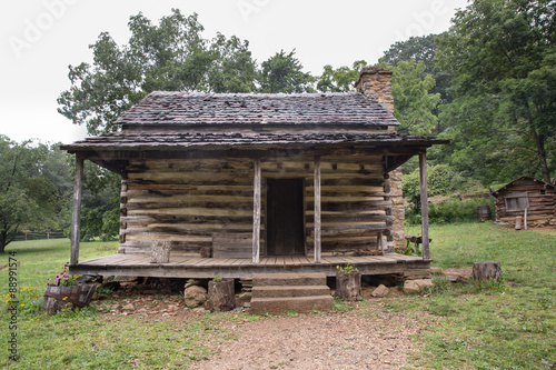 Cuadro en lienzo Typical Appalachian mountain log cabin