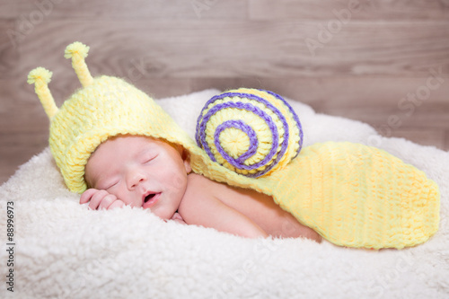 bébé fille escargot jaune dormir © franphotographie