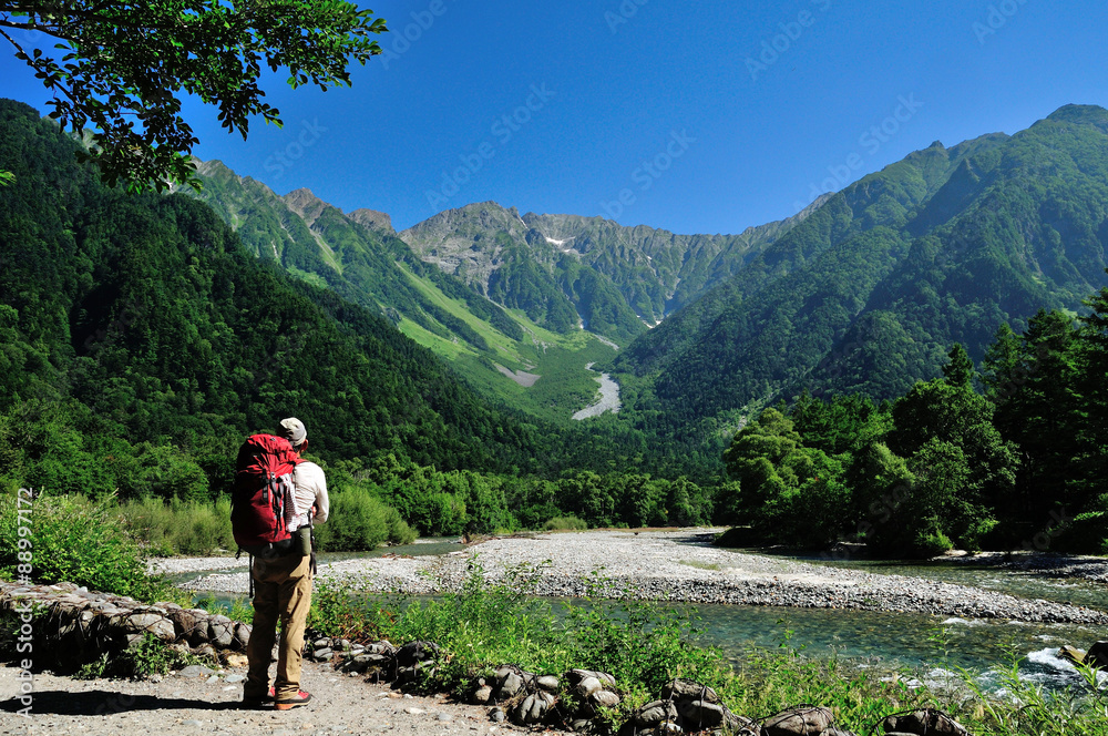 Fototapeta premium 長野県 夏の上高地 穂高連峰と梓川
