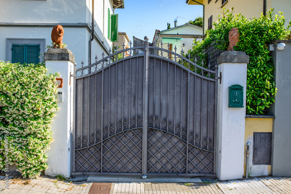 Cancello di ferro grigio, mura, ingresso a casa e villa Stock Photo | Adobe  Stock