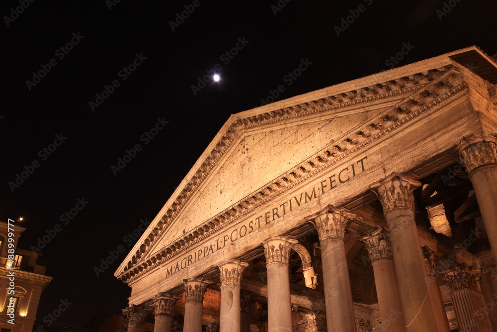Naklejka premium Pantheon in Rome by night with a moon