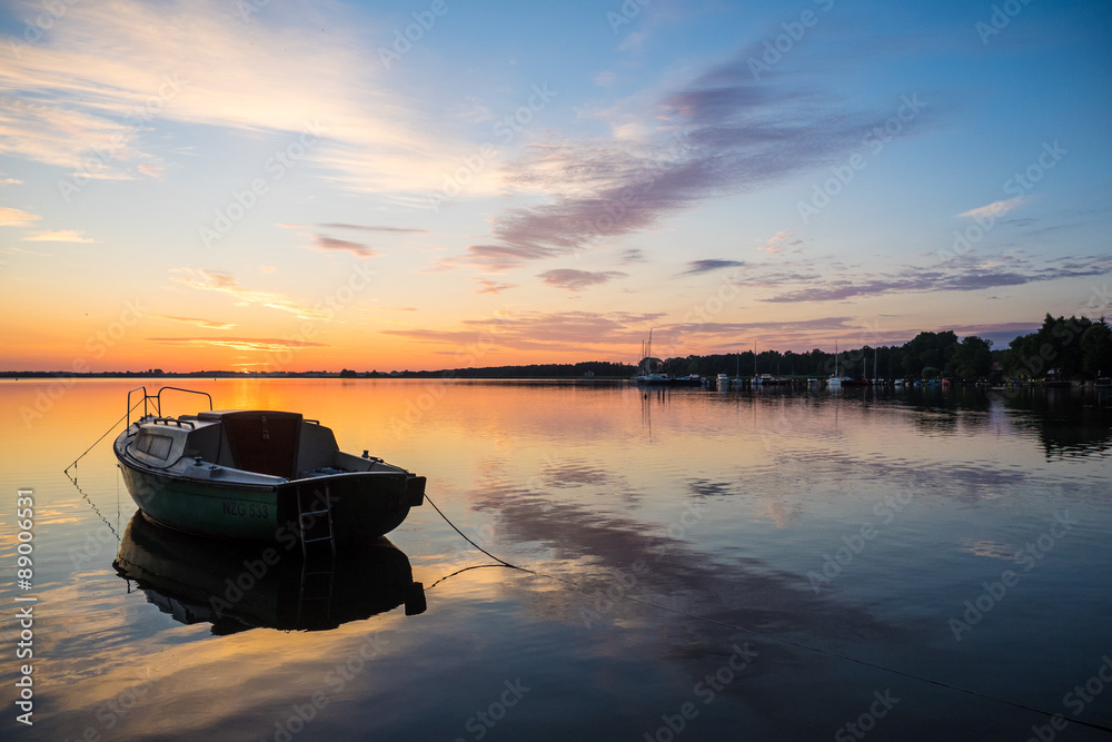 Obraz premium Jezioro Niegocin o świcie