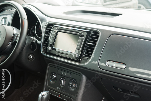 Armaturen in einem Auto, Autoradio, Navigationssystem, Lüftung © topshots