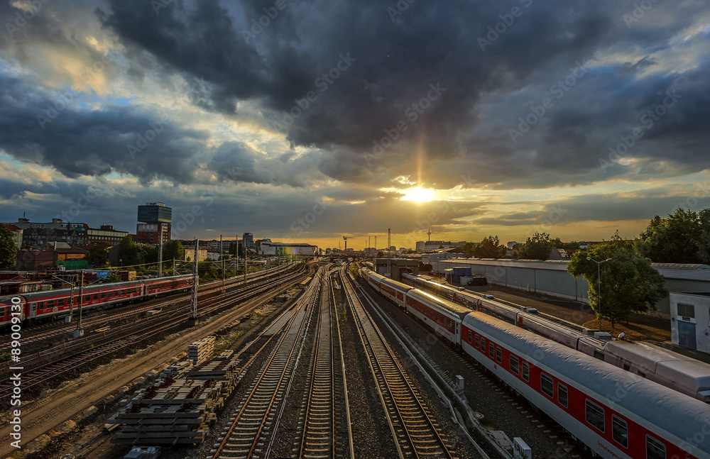 Bahngleise im Sonnenuntergang in Berlin