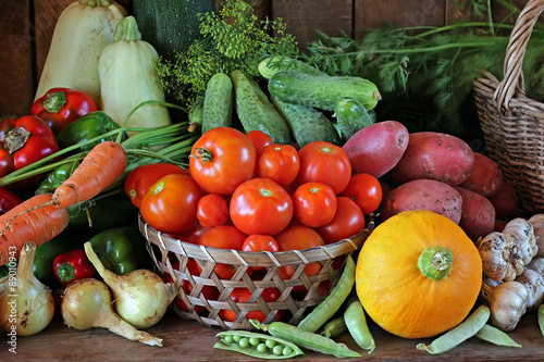 Натюрморт с овощами: томат, морковь, перец, картофель, лук, кабачок, чеснок,  огурец, тыква, укроп, горох. Овощи крупным планом.