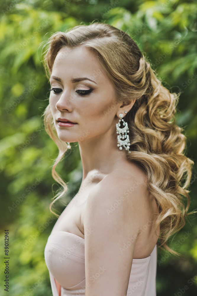 Large portrait of the girl with a beautiful hairdress 3374.