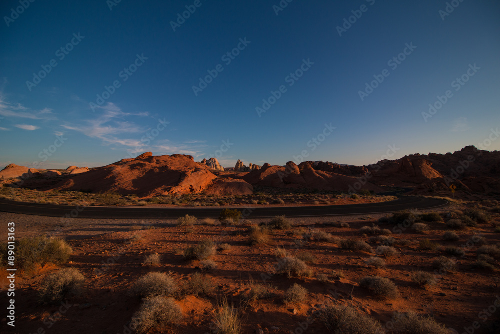 Naklejka premium Sonnenuntergang Valley of Fire / Nevada/ tiefstehende Sonne und Straße
