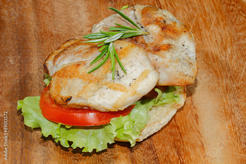 Toast, Toastbrötchen, gegrilltes Putenschnitzel, Tomate, Salat, photo