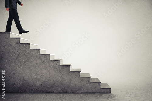 Schilderij op canvas man walking down the steps