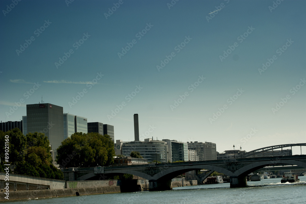 París moderno: construcciones modernas junto al río Sena París moderno: construcciones modernas junto al río Sena