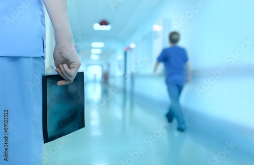 Foto Doctor with x-ray picture in the hospital corridor