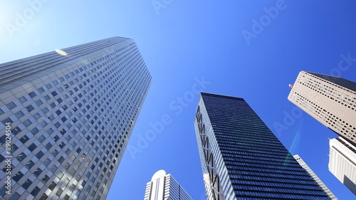 東京新宿の高層ビル　チルトアップ