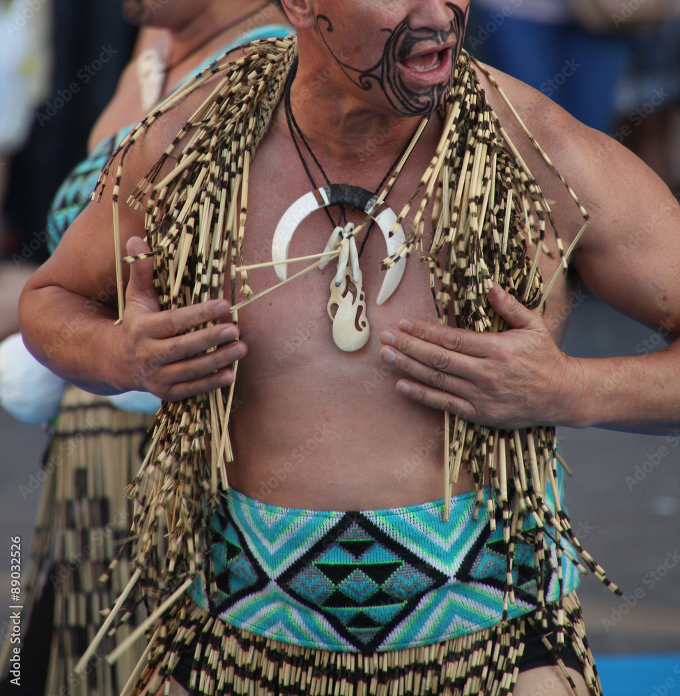 Fototapeta premium Hombre bailando una danza maorí