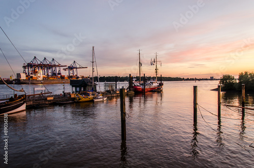 Blaue Stunde im Museumshafen Hamburg